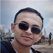 Persona con gran comunicación con jovenes y niños manejo guías y actividades imprimibles